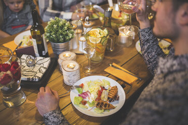 Familie und Freunde beim Abendessen, Essen, Trinken, Spaß haben - AWF00116