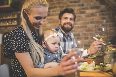 Familie und Freunde beim Abendessen, Essen, Trinken, Spaß haben - AWF00118