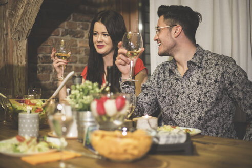 Familie und Freunde beim Abendessen, Essen, Trinken, Spaß haben - AWF00120