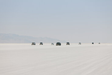 Autos auf den Bonneville Salt Flats während der Speed Week in der Abenddämmerung. - MINF00823