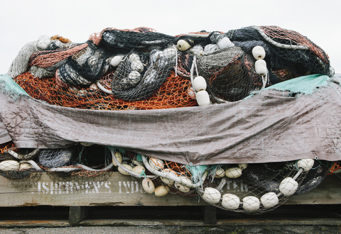 Kommerzielle Fischernetze, gestapelt auf dem Hafenbecken von Fisherman's Wharf, Seattle., lizenzfreies Stockfoto