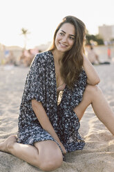 Schöne Frau am Strand bei Sonnenuntergang - AFVF00825