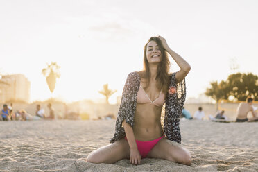 Sexy Frau am Strand, kniend im Sand - AFVF00827