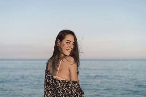 Schöne Frau am Strand, lächelnd, Porträt - AFVF00829