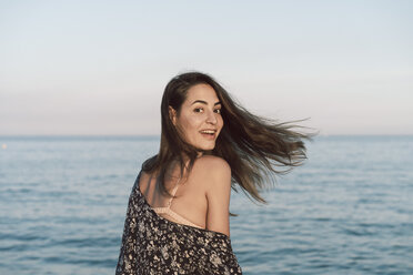 Schöne Frau am Strand, lächelnd, Porträt - AFVF00830