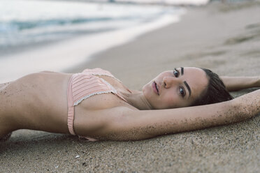 Schöne Frau am Strand liegend - AFVF00842