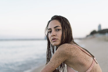 Schöne Frau am Strand, Porträt - AFVF00844