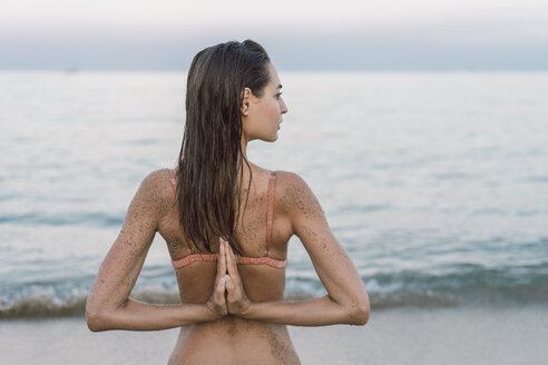 Schöne Frau am Strand übt Yoga - AFVF00846