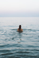 Schöne Frau am Strand, Schwimmen im Meer - AFVF00847