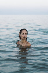 Schöne Frau am Strand, Schwimmen im Meer - AFVF00848