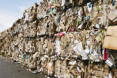 Recyclinganlage mit sortierten und zum Recycling verschnürten Kartonbündeln. - MINF00852