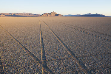 Reifenspuren in der Playa-Salzpfanne in der Black Rock Desert, Nevada. - MINF00876