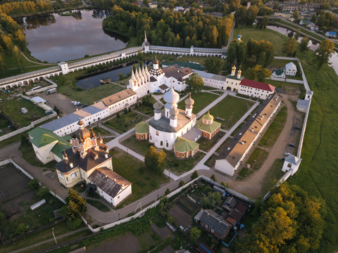 Russland, Gebiet Leningrad, Tichwin, Uspenski-Kathedrale im Abendlicht, lizenzfreies Stockfoto