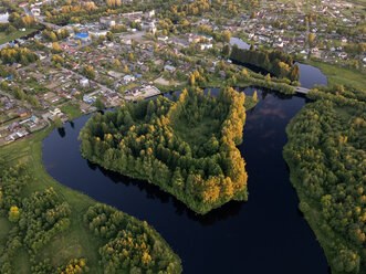 Russland, Leningrad Oblast, Luftaufnahme von Tichwin, Fluss Tichwinka - KNTF01150