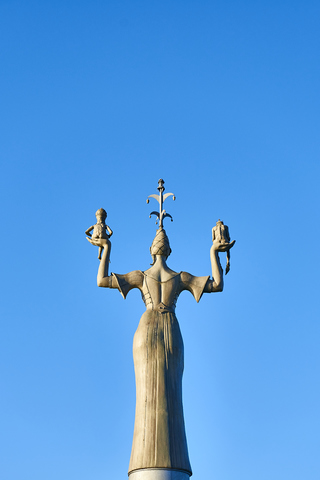 Deutschland, Konstanz, Rückansicht der Statue von Imperia vor blauem Himmel, lizenzfreies Stockfoto
