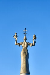 Deutschland, Konstanz, Rückansicht der Statue von Imperia vor blauem Himmel - JEDF00302