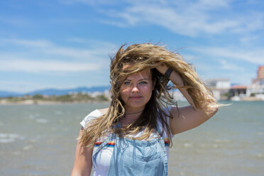 Young woman at the beach, portrait - AFVF00876