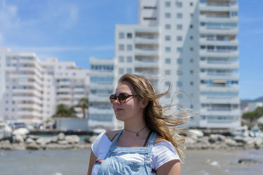 Junge Frau am Strand, mit Sonnenbrille, Porträt - AFVF00877