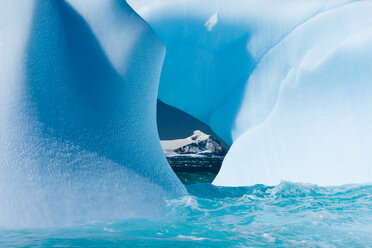 Treibende Eisberge, die einen Blick auf den Ozean einrahmen, Antarktis - MINF00888