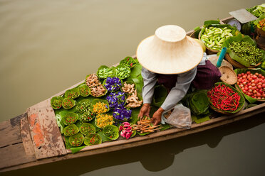 Floating markets are a common tradition throughout Southeast Asia. Bangkok, Thailand. - MINF00907