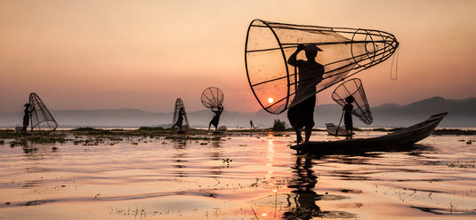 Fischer am Inle-See mit traditionellem konischem Intha-Netz, Fischernetz,  Ruderstil, Intha-Volk, Inle-See, Shan-Staat, Myanmar (Burma), Asien,  lizenzfreies Stockfoto