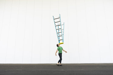 Acrobat balancing ladder on his face - AFVF00932