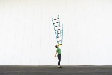 Acrobat balancing ladder on his face - AFVF00933