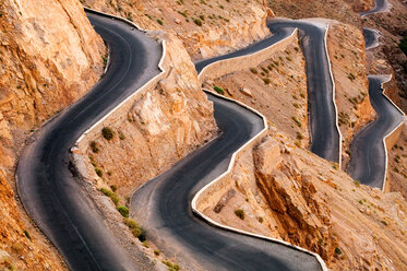 Sehr windige Straße vom Dades-Tal das felsige Atlasgebirge hinauf, Marokko - MINF00951