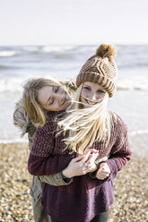 Zwei Mädchen am Strand im Winter. - MINF00967