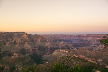 USA, Arizona, Grand Canyon National Park, Grand Canyon bei Sonnenuntergang - GEMF02165