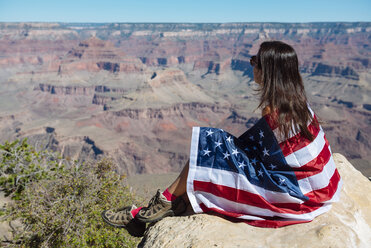 USA, Arizona, Frau in amerikanischer Flagge eingewickelt genießt den Blick auf den Grand Canyon National Park - GEMF02171