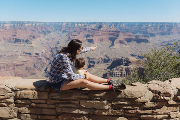 USA, Arizona, Grand Canyon National Park, Grand Canyon, mother and little daughter looking at view - GEMF02180