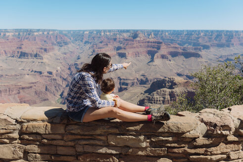 USA, Arizona, Grand Canyon National Park, Grand Canyon, Mutter und kleine Tochter betrachten die Aussicht - GEMF02180