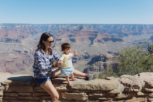 USA, Arizona, Grand Canyon National Park, Grand Canyon Village, Mutter und kleine Tochter auf einer Mauer - GEMF02181