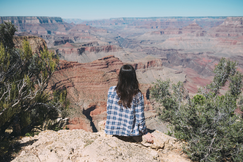 USA, Arizona, Grand Canyon National Park, Grand Canyon, Rückenansicht einer Frau mit Blick auf die Aussicht, lizenzfreies Stockfoto