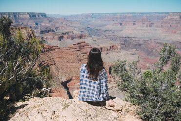 USA, Arizona, Grand Canyon National Park, Grand Canyon, Rückenansicht einer Frau mit Blick auf die Aussicht - GEMF02184