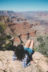 USA, Arizona, Grand Canyon National Park, Grand Canyon, Rückenansicht einer Frau mit Blick auf die Aussicht - GEMF02187