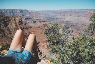 USA, Arizona, Grand Canyon National Park, Beine von Touristen beim Entspannen am Grand Canyon - GEMF02188