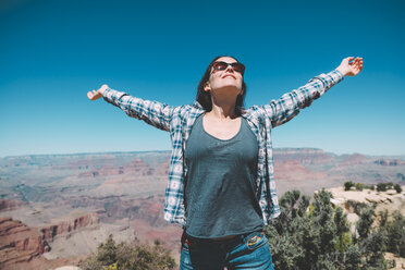 USA, Arizona, Grand Canyon National Park, glückliche Frau vor dem Grand Canyon - GEMF02189