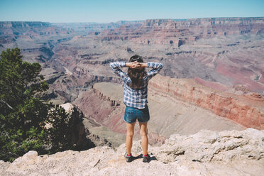 USA, Arizona, Grand Canyon National Park, Grand Canyon, Rückenansicht einer Frau mit Blick auf die Aussicht - GEMF02193