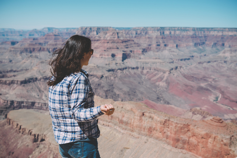 USA, Arizona, Grand Canyon National Park, Grand Canyon, Frau mit Blick auf die Aussicht, lizenzfreies Stockfoto