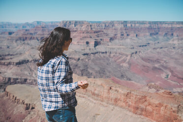 USA, Arizona, Grand Canyon National Park, Grand Canyon, Frau mit Blick auf die Aussicht - GEMF02195