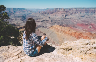 USA, Arizona, Grand Canyon National Park, Rückenansicht einer Frau mit Blick auf die Aussicht - GEMF02201