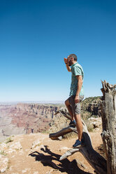 USA, Arizona, Grand Canyon National Park, Grand Canyon, Mann schaut auf Aussicht - GEMF02204