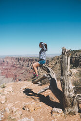 USA, Arizona, Grand Canyon National Park, Grand Canyon, Frau mit Blick auf die Aussicht - GEMF02206