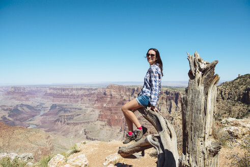 USA, Arizona, Grand Canyon National Park, lächelnde Frau am Grand Canyon - GEMF02208