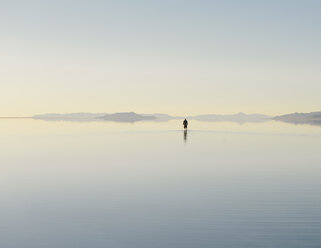 Mann, der durch die weiten und überfluteten Bonneville Salt Flats, Utah, läuft - MINF01060