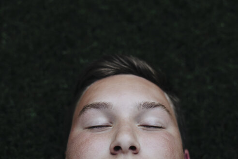 Porträt eines schlafenden Teenagers im Gras - MINF01069