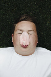 Portrait of teenage boy blowing bubble gum bubble - MINF01071