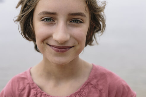 Portrait of eleven year old girl - MINF01073